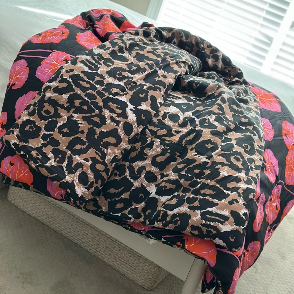 DVF for Target reversible geranium/leopard Queen size comforter (ONLY)